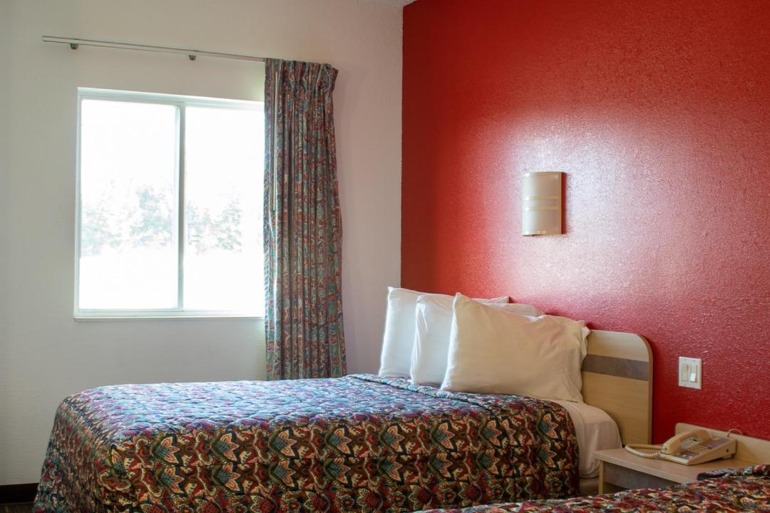 Morgantown Inn & Suites Екстер'єр фото