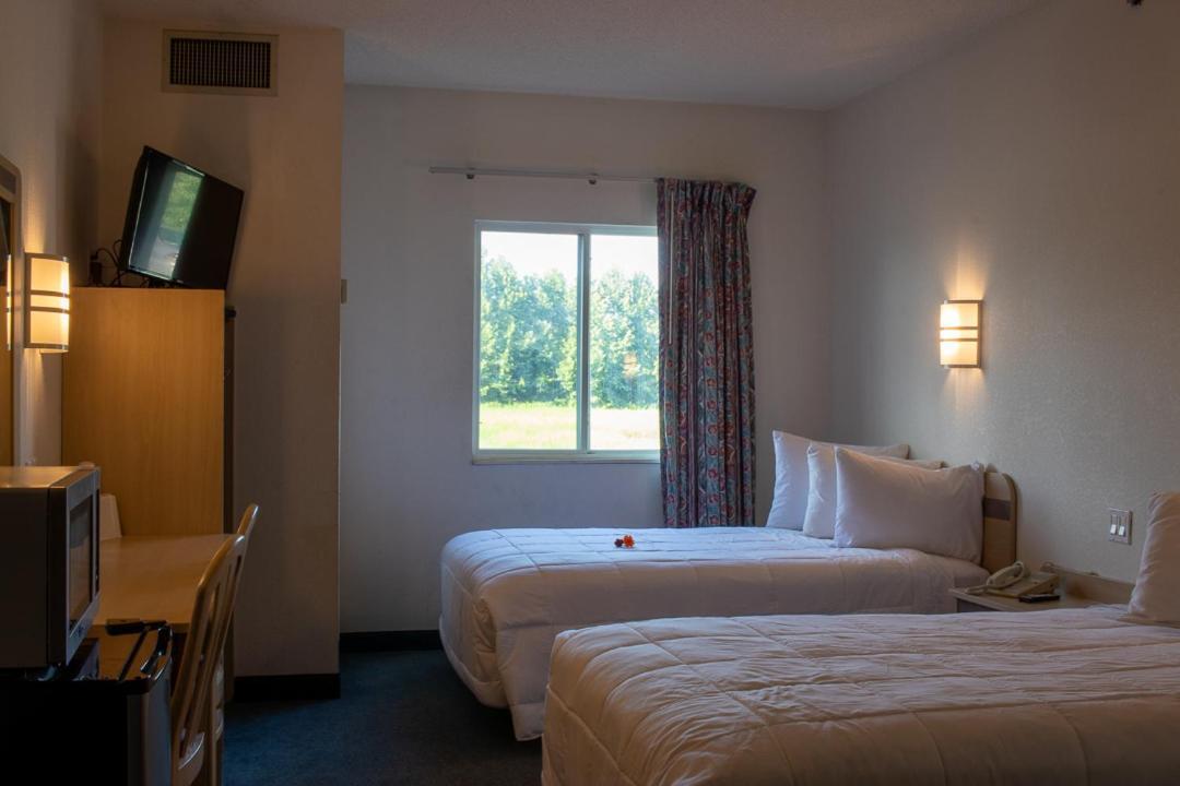 Morgantown Inn & Suites Екстер'єр фото