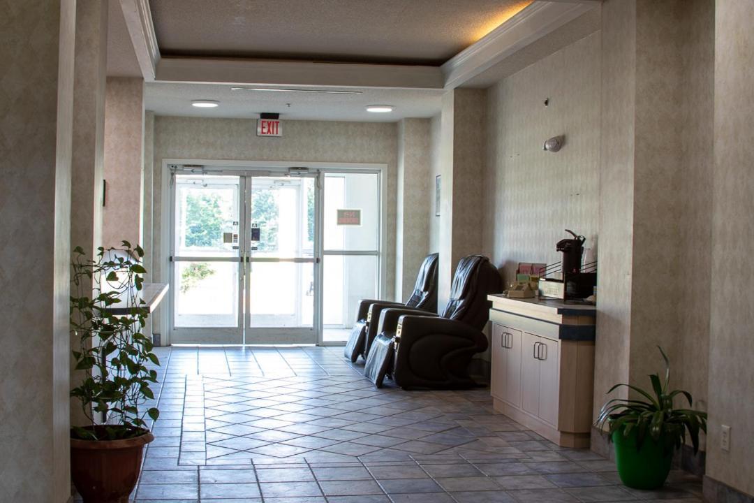 Morgantown Inn & Suites Екстер'єр фото